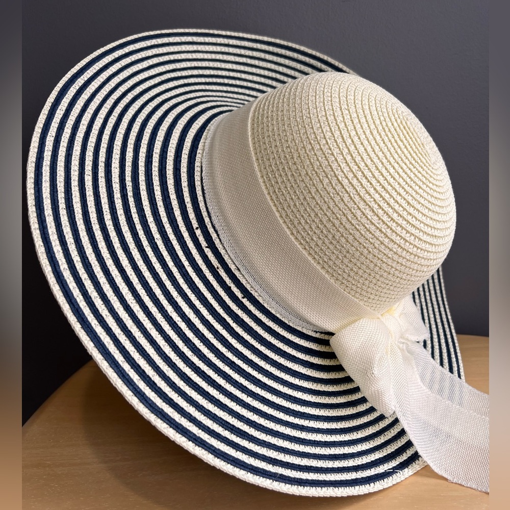 NAUTICAL SUN HAT IN CREAM AND NAVY IS NWOT